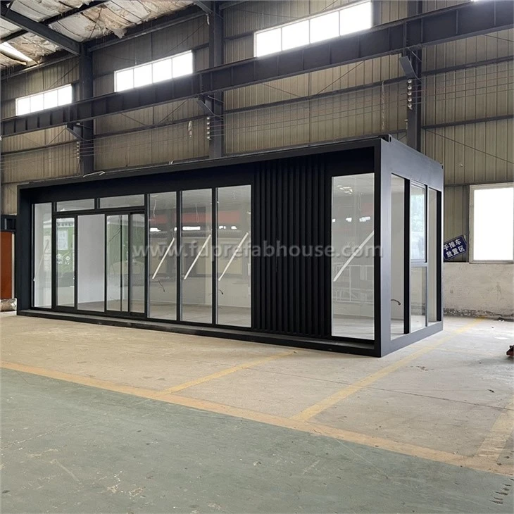 Phòng triển lãm container kính đen